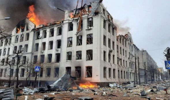 Bâtiment en feu en Ukraine