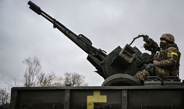 Soldat : Un canon anti-aérien près de Kiev