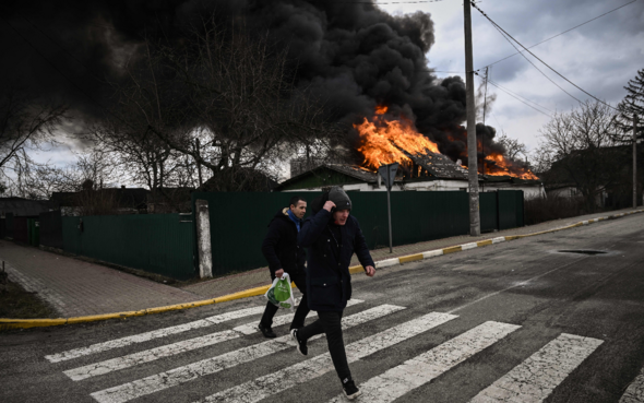 Maison en feu pendant un bombardement dans la ville d'Irpin, à l'extérieur de Kiev, le 4 mars 2022.
