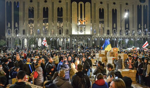 Vu des manifestants rassemblés devant le Parlement de Tbilissi lors d'un rassemblement en faveur des Ukrainiens