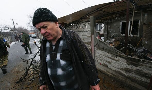 Vue d'une colonie civile endommagée après un récent bombardement dans la Gladkovka contrôlée par les séparatistes, Donetsk