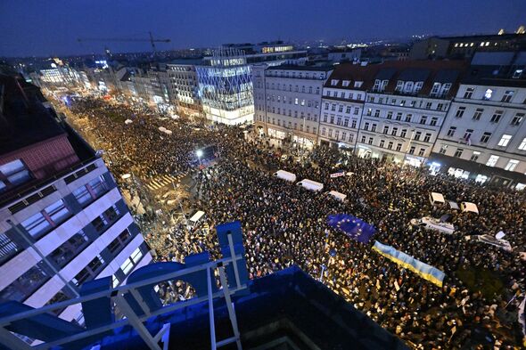 Des milliers de personnes se rassemblent sur la place Venceslas à Prague