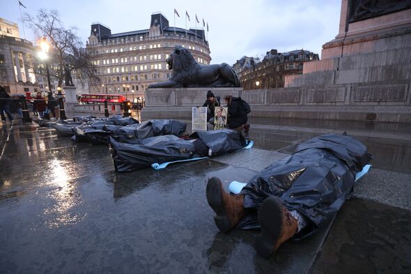 Des manifestants se couvrent de bâches en plastique à Trafalgar Square