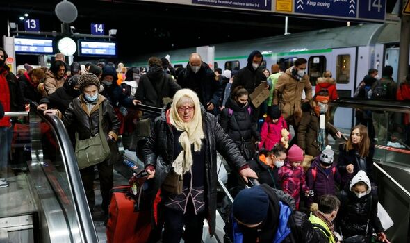 réfugiés fuyant la gare