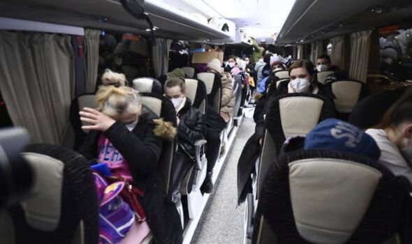 Les passagers d'un bus ukrainien fuyant la guerre