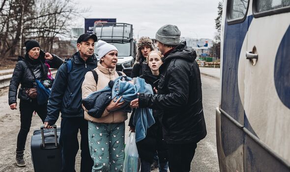 Les civils fuient en Ukraine