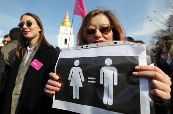 Des féministes ukrainiennes et des militants des droits de l'homme portent des affiches et crient des slogans.