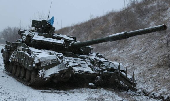 Un char endommagé après un bombardement à Donetsk