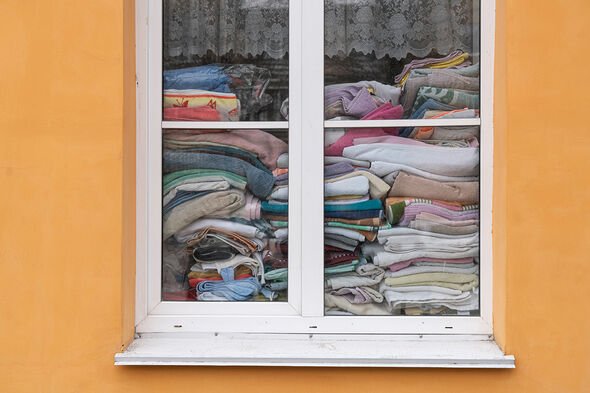 Des vêtements apportés par des volontaires sont vus à l'intérieur d'un bâtiment de lycée, le 1er mars 2022 à Ivano-Frankivsk