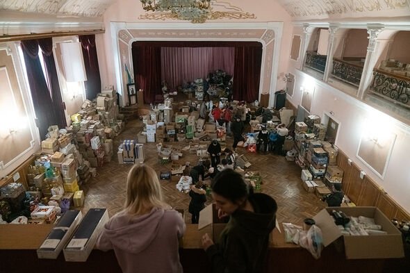 Des volontaires trient des fournitures à l'armée ukrainienne à Ivano-Frankivsk