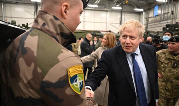 Boris Johnson et un soldat de l'OTAN