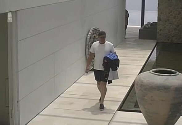 Les images de vidéosurveillance de la Thaïlande montrent Warne retournant à sa chambre d'hôtel.