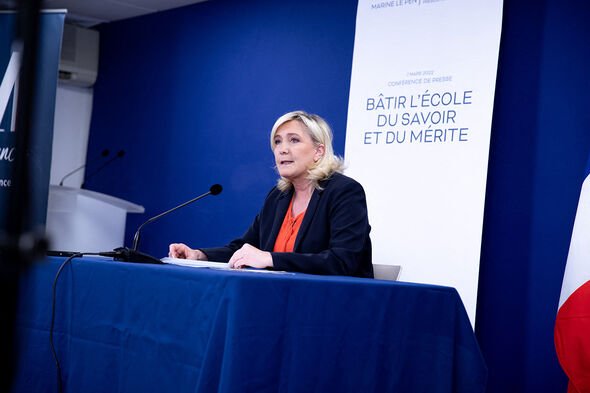 Macron et Le Pen se qualifieraient pour le second tour, avec 28% et 17% des voix prévus