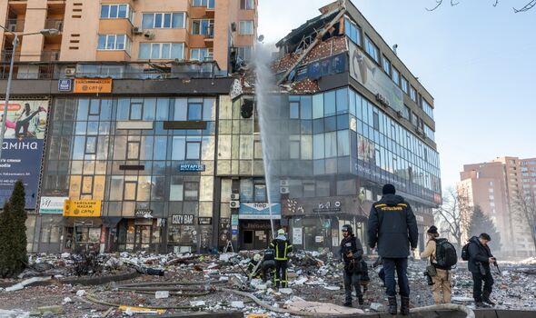 Les pompiers travaillent près d'un immeuble endommagé à Kiev qui a été touché par un récent bombardement 