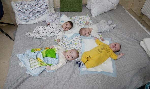 des bébés sont vus à l'intérieur d'un abri spécial appartenant à la clinique BioTexCom dans un sous-sol résidentiel, alors que l'invasion russe se poursuit, à la périphérie de Kiev