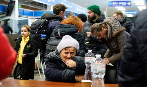 Les gens sont évacués de Mariupol