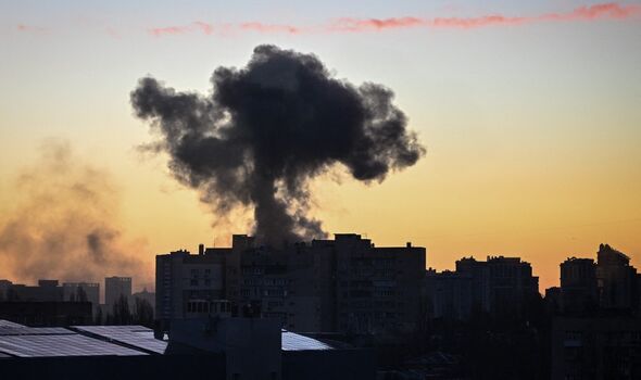 la fumée s'élève après une explosion à Kiev