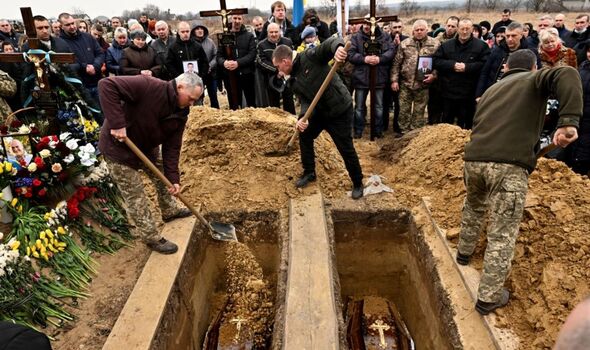 Des soldats ukrainiens sont enterrés
