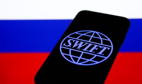 Le symbole SWIFT devant le drapeau russe