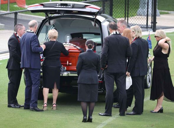 Les funérailles ont eu lieu au terrain de football de St Kilda à Melbourne.