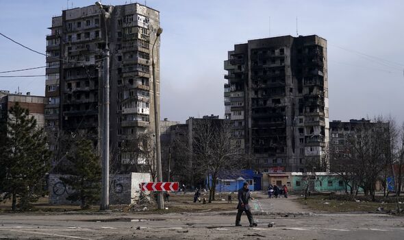 Civils évacués le long des couloirs humanitaires de la ville ukrainienne de Marioupol