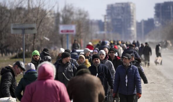 Civils évacués le long des couloirs humanitaires de la ville ukrainienne de Marioupol 