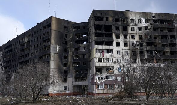 Les bâtiments détruits sont considérés comme des civils piégés dans la ville de Marioupol sous les attaques russes, sont évacués