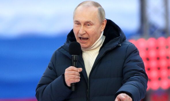 Le président russe Vladimir Poutine s'exprime lors d'un concert marquant l'anniversaire de l'annexion de la Crimée.