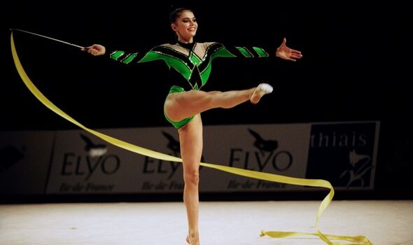 Kabaeva faisant de la gymnastique 
