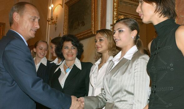 Poutine et Kabaeva se serrant la main 