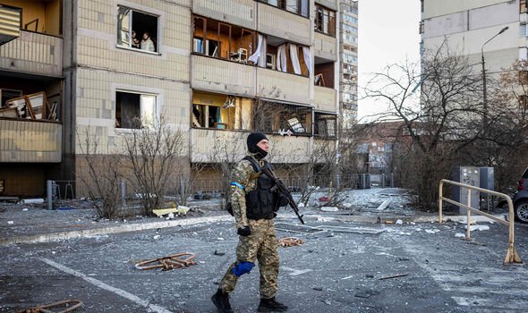 Un militaire ukrainien à Kiev