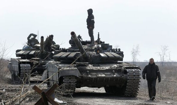 Des troupes et des chars pro-russes à la périphérie de la ville portuaire assiégée de Mariupol, dans le sud du pays.