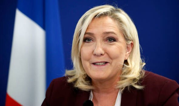 Marine Le Pen s'adressant aux médias