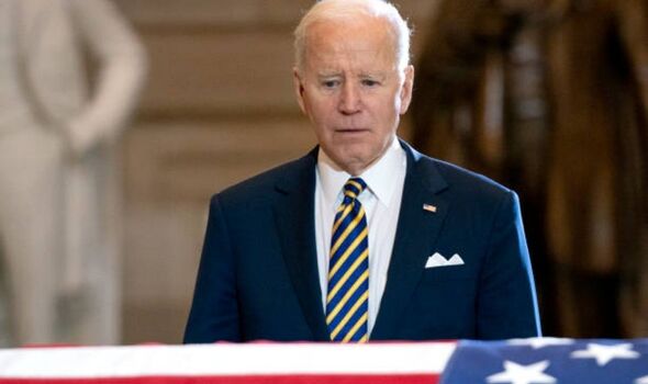 Joe Biden regarde le cercueil avec le drapeau américain.