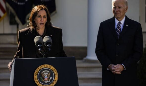 Kamala Harris faisant un discours à côté de Joe Biden.