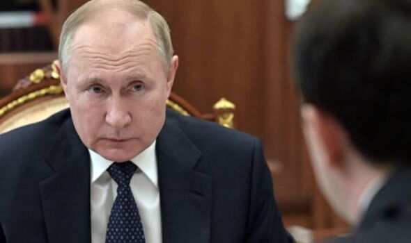Poutine regarde un autre homme en face.