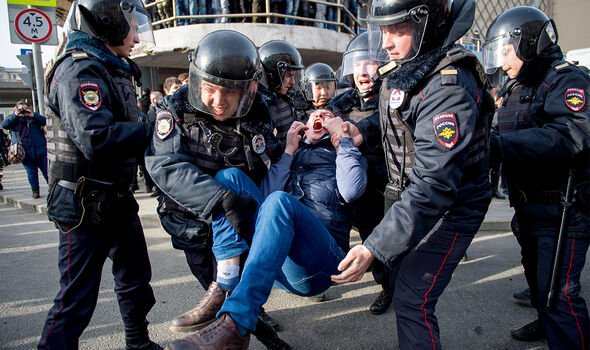 La police arrête un homme russe lors d'une manifestation anti-guerre.