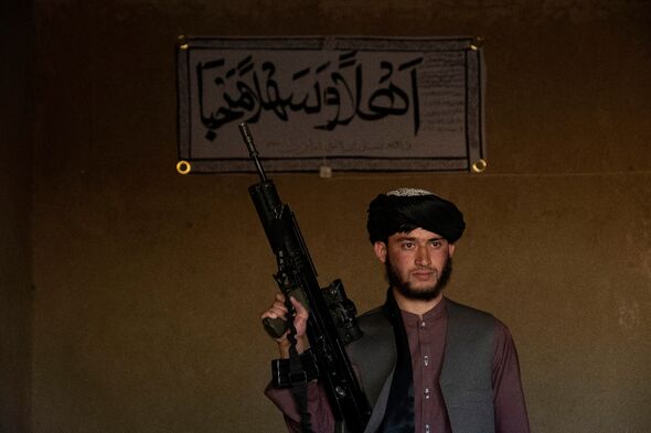 Un combattant taliban pose pour une photo en tenant des fusils M4 de fabrication américaine à Jalalabad,