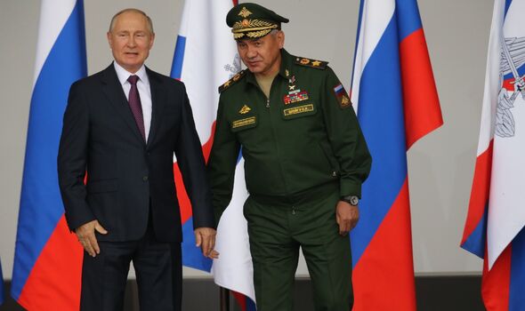 Poutine (à gauche) et le ministre de la Défense Sergueï Choïgou