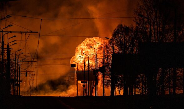Une station-service brûle après les attaques russes dans la ville de Kharkiv
