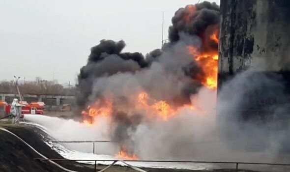 Les pompiers ont tendance à flamber après la frappe ukrainienne sur un dépôt pétrolier