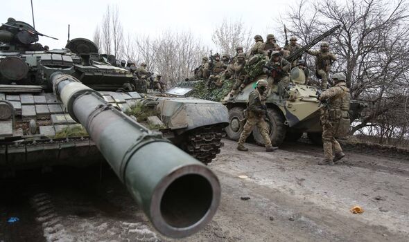 Des militaires ukrainiens se préparent à repousser une attaque 