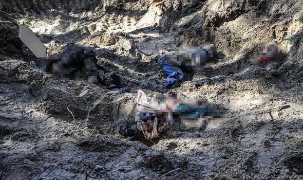 Des corps retrouvés dans une tombe à Motyzhyn