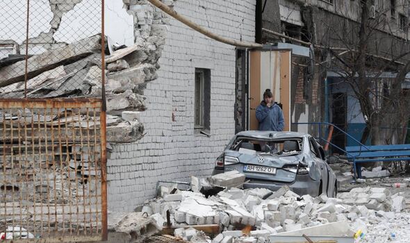  Un résident local se tient près d'un immeuble endommagé pendant le conflit Ukraine-Russie 
