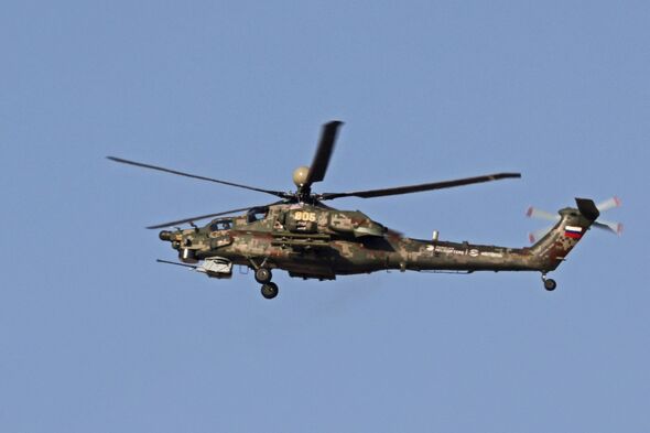 Un hélicoptère russe Mil Mi-28 effectue un vol de démonstration.