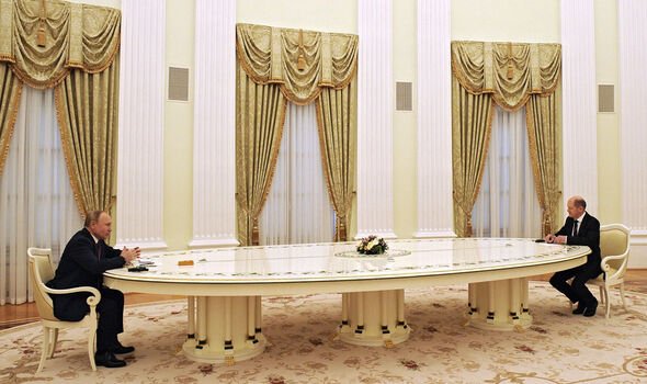 Longue table : La longue table Poutine réalise la plupart de ses rencontres avec des dirigeants étrangers sur