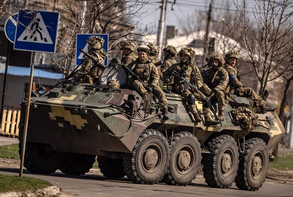Les troupes ukrainiennes patrouillent dans la ville de Severodonetsk
