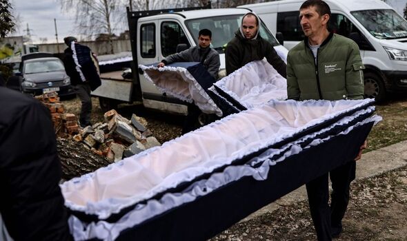 Ukraine : Des cercueils portés pour des personnes retrouvées à Bucarest