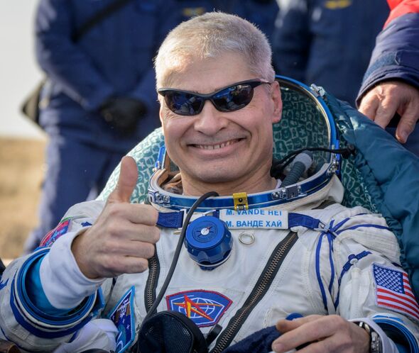 Mark Vande Hei, astronaute de la NASA, après l'atterrissage.