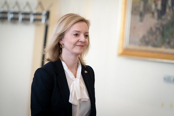 La ministre des Affaires étrangères Liz Truss rencontre le Premier ministre polonais à la Chancellerie à Varsovie, en Pologne, le 5 avril 2022.